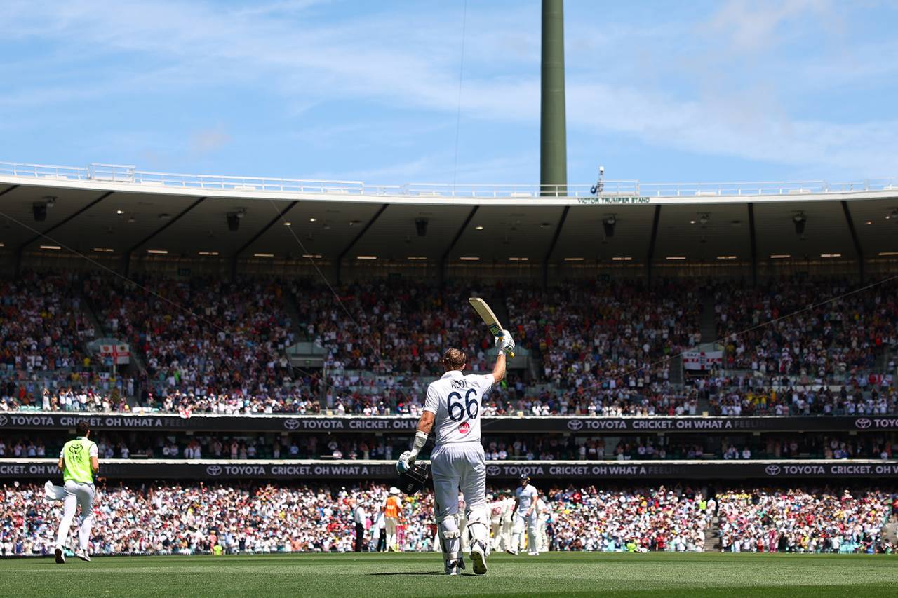 Joe Root salutes the crowd after making 160, Australia vs England, 5th Test, Sydney, January 5, 2025