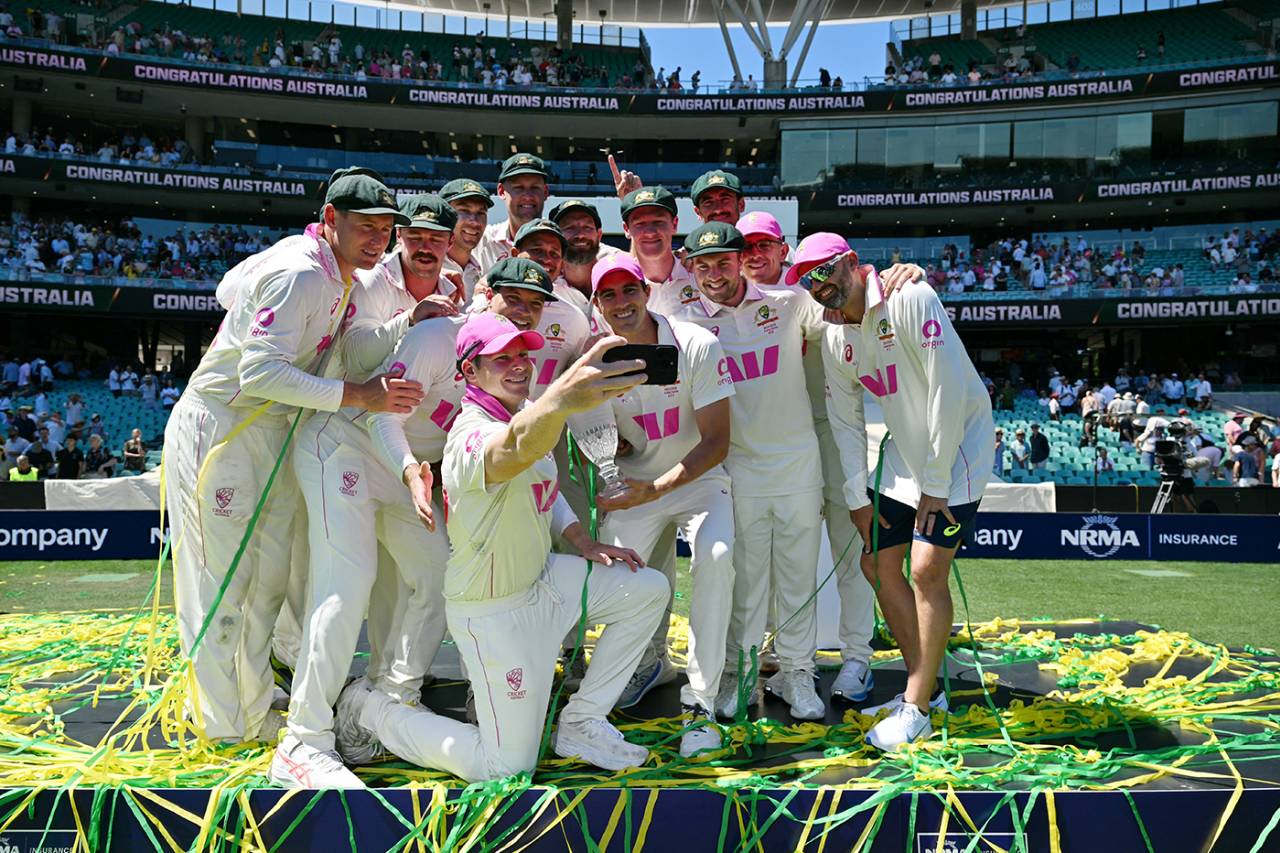 Australia pose with the Ashes trophy after sealing a 4-1 series win, Australia vs England, 5th Test, Sydney, January 8, 2025