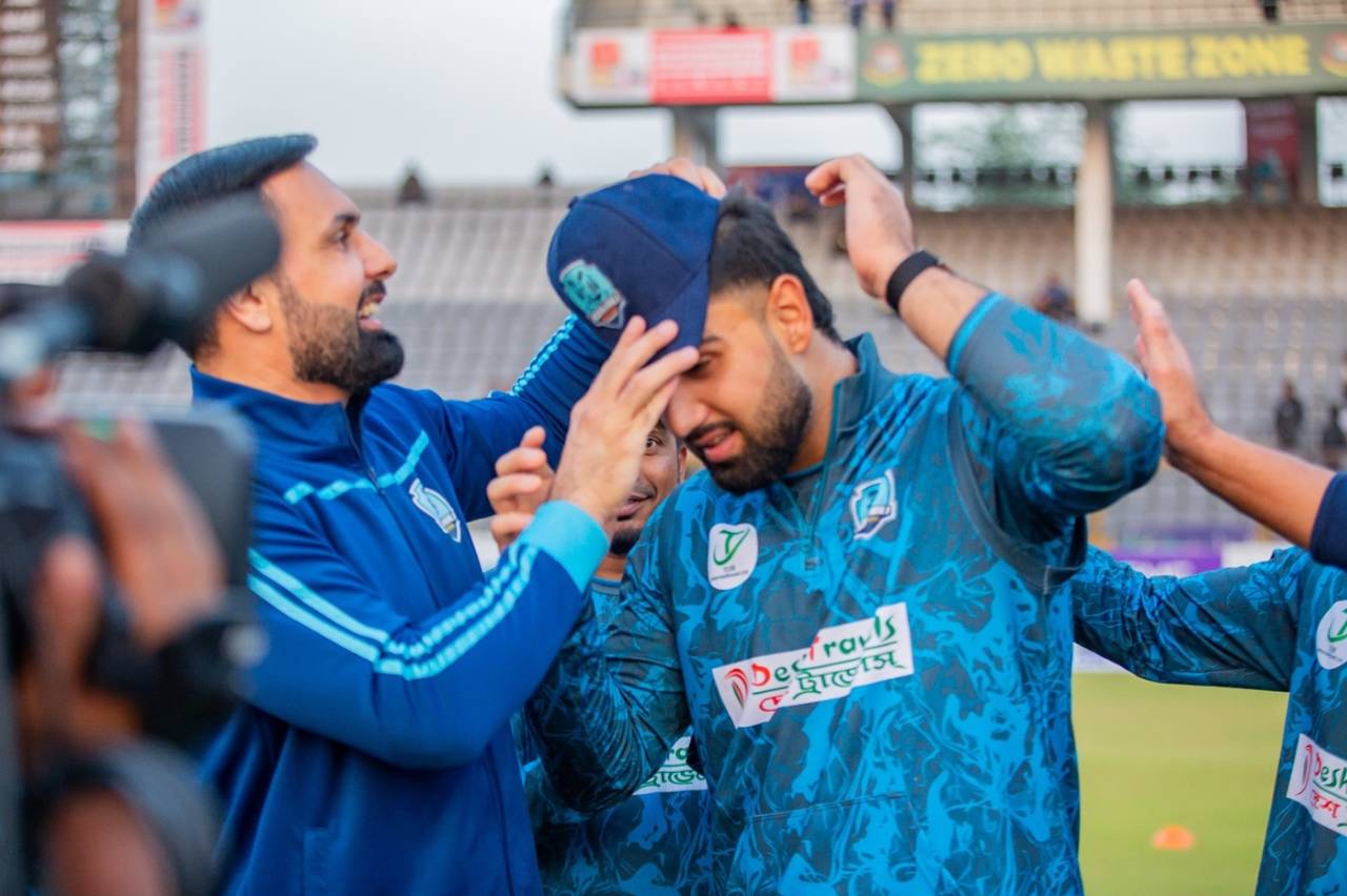 Mohammad Nabi presents his son Hassan Eisakhil with his BPL cap on debut, Noakhali Express vs Dhaka Capitals, BPL, Sylhet, January 11, 2026