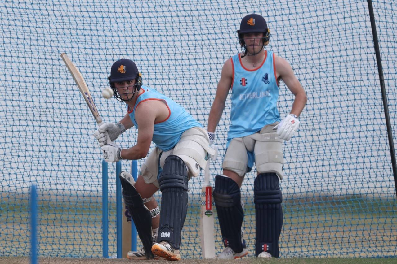 Zach Lion-Cachet goes big as Bad de Leede looks on, T20 World Cup 2026, Colombo, February 2, 2026
