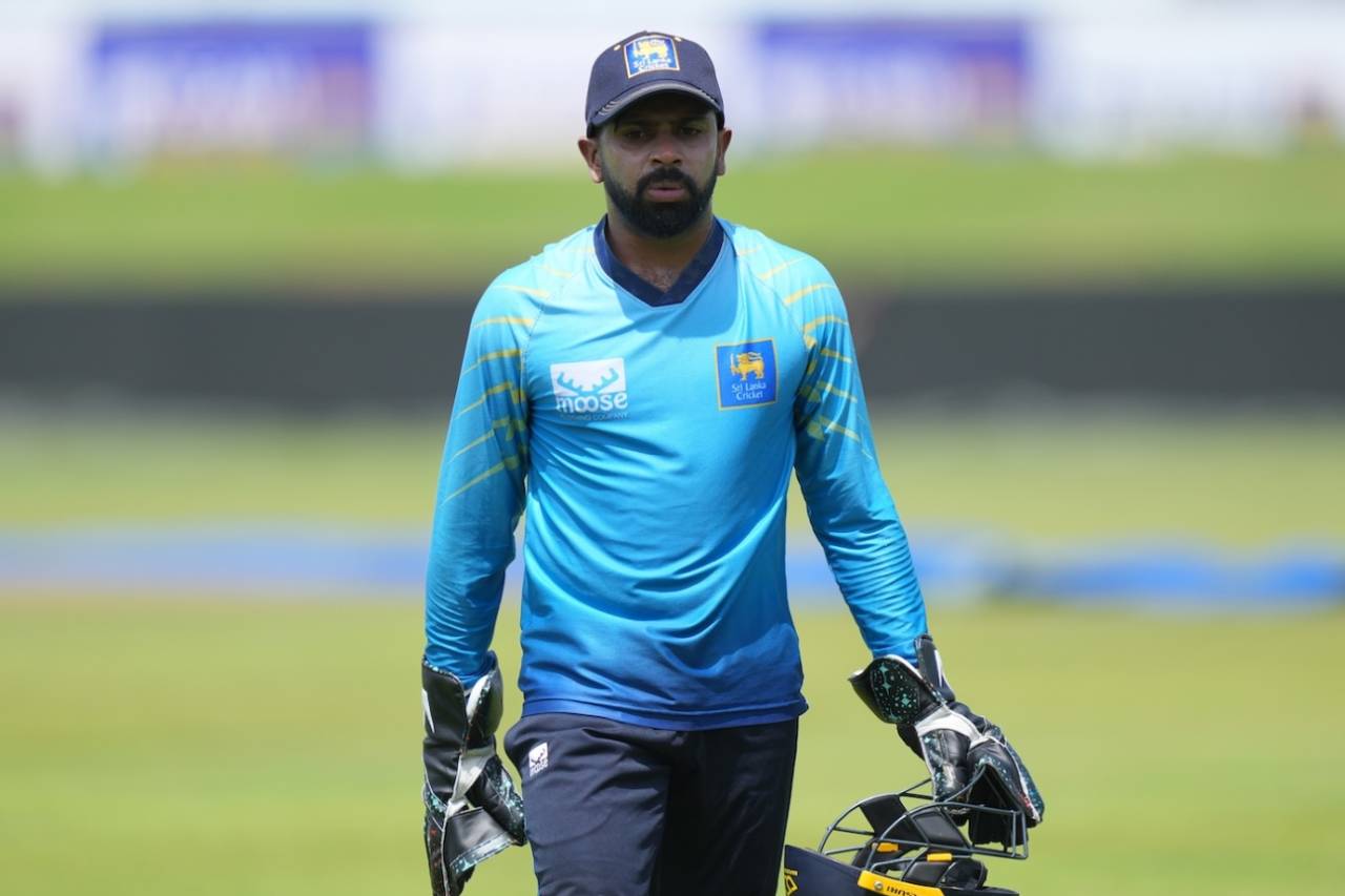 Niroshan Dickwella arrives to warm up the day before the Test, Sri Lanka vs India, 1st Test, Galle, August 13, 2026