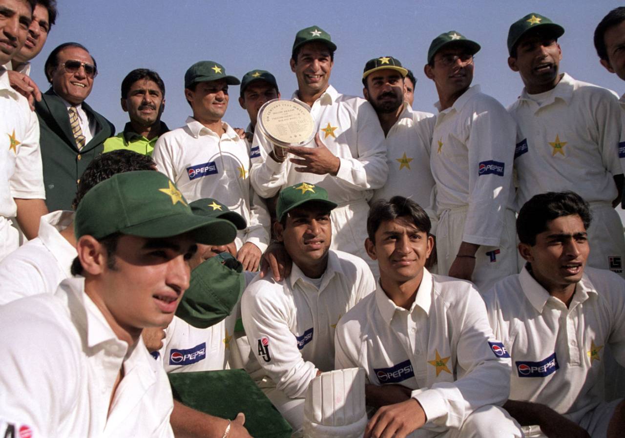 Wasim Akram poses with the memento presented by Pakistan players for his 100th Test match, England in Pakistan, 2000/01, 2nd Test, Pakistan v England, Iqbal Stadium, Faisalabad, 29Nov-03Dec 2000 (Day 1).