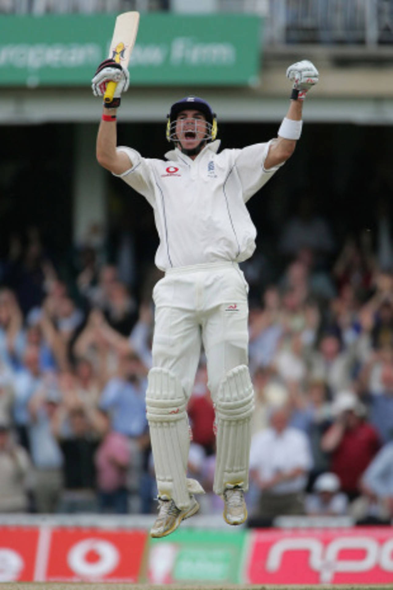Kevin Pietersen reaches his hundred, England v Australia, fifth Test, The Oval, September 12, 2005