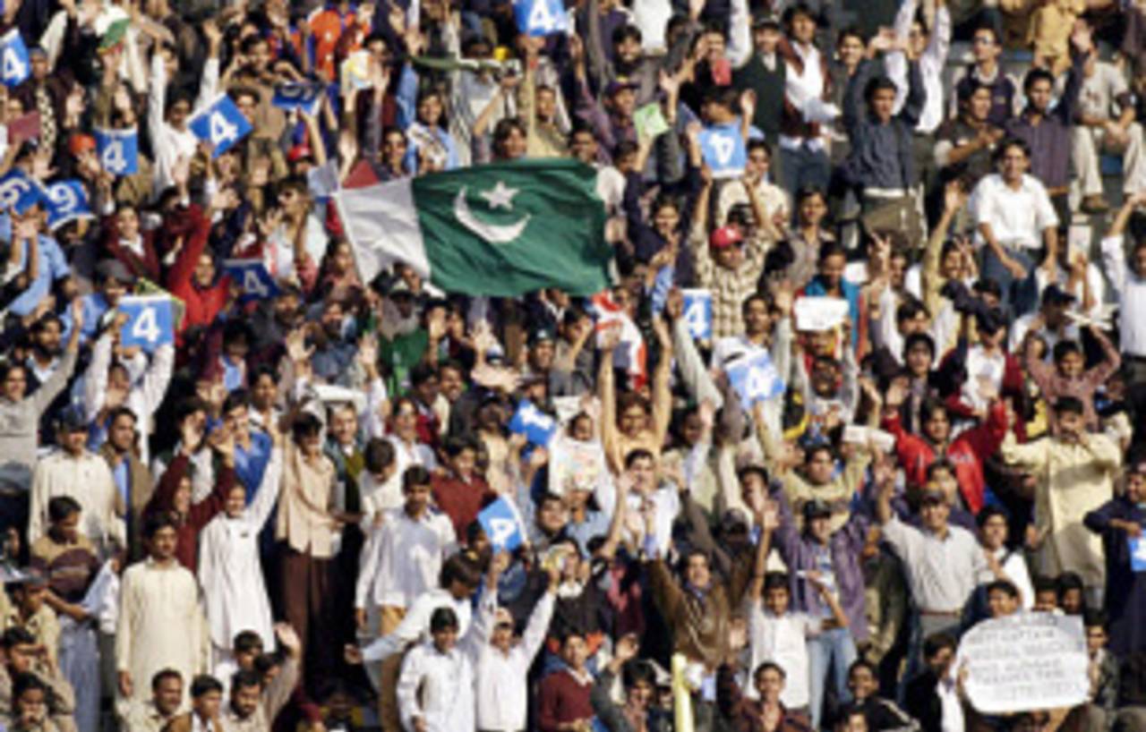 A partisan crowd at Lahore, Pakistan v England, 3rd Test, Lahore, December 1, 2005