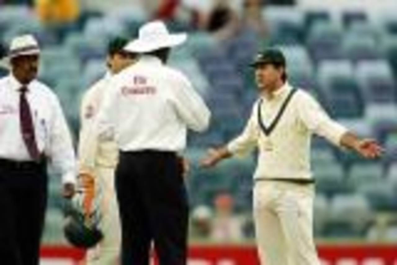 Ricky Ponting is unhappy with the decision to offer the light to the batsmen, Australia v South Africa, 1st Test, Perth, 4th day, December 19, 2005