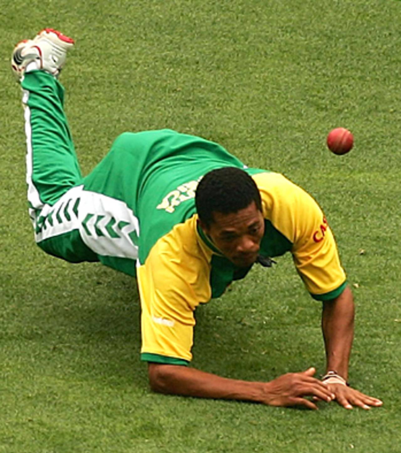 Makhaya Ntini scrambles for the ball, Melbourne, December 23, 2005