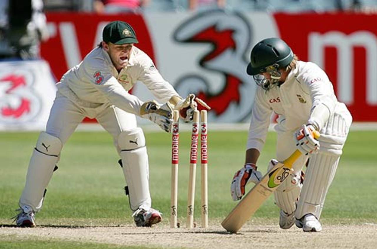 Adam Gilchrist stumps AB de Villiers as Australia begin the chokehold, Australia v South Africa, 2nd Test, Melbourne, 4th day, December 29, 2005