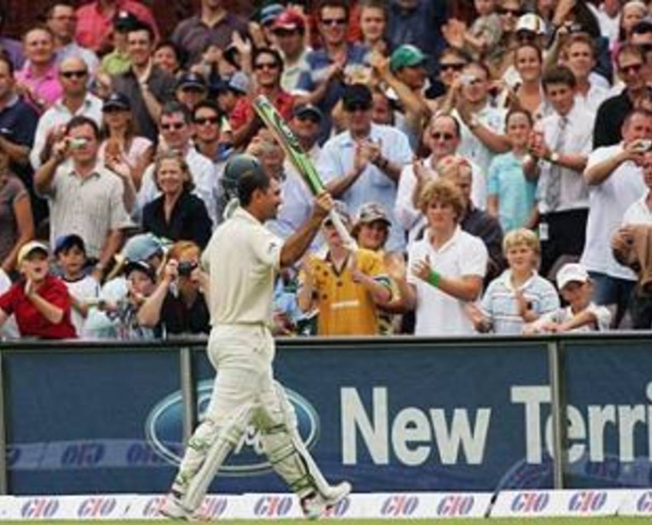 Ricky Ponting receives a standing ovation after hitting the winning runs for Australia, South Africa in Australia, 2005-06