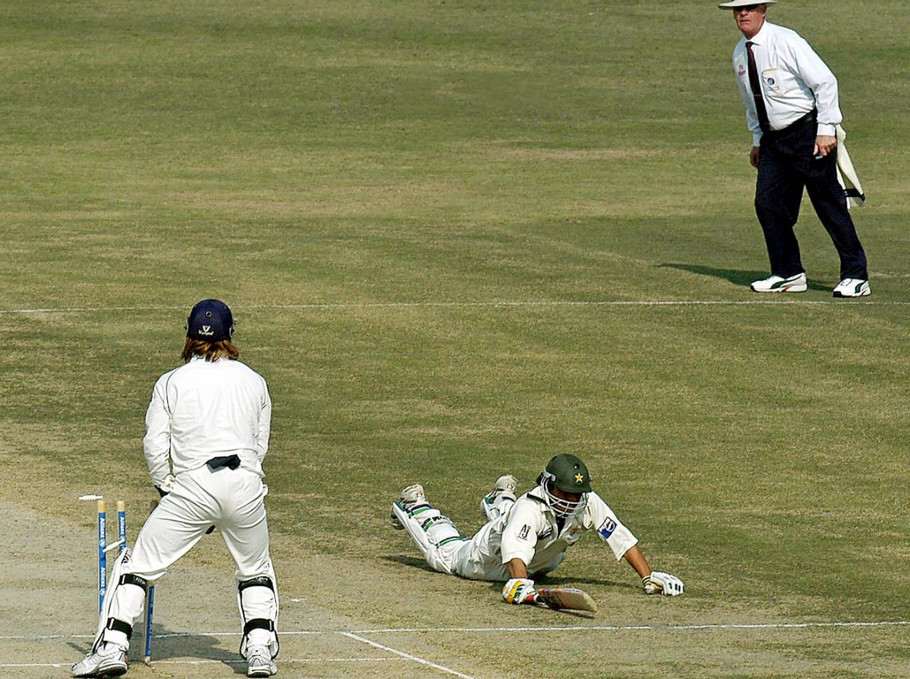 Younis Khan dives but is run out on 199, India v Pakistan, 1st Test, Lahore, 2nd day, January 14, 2006