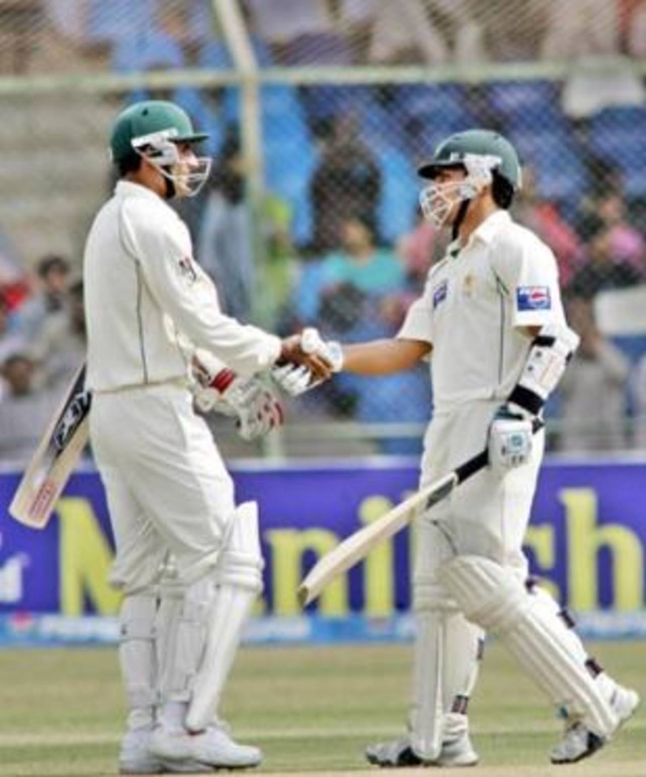 Abdul Razzaq and Kamran Akmal added 115 runs for the seventh wicket, India v Pakistan, 3rd Test, Karachi, 1st day, January 29, 2006