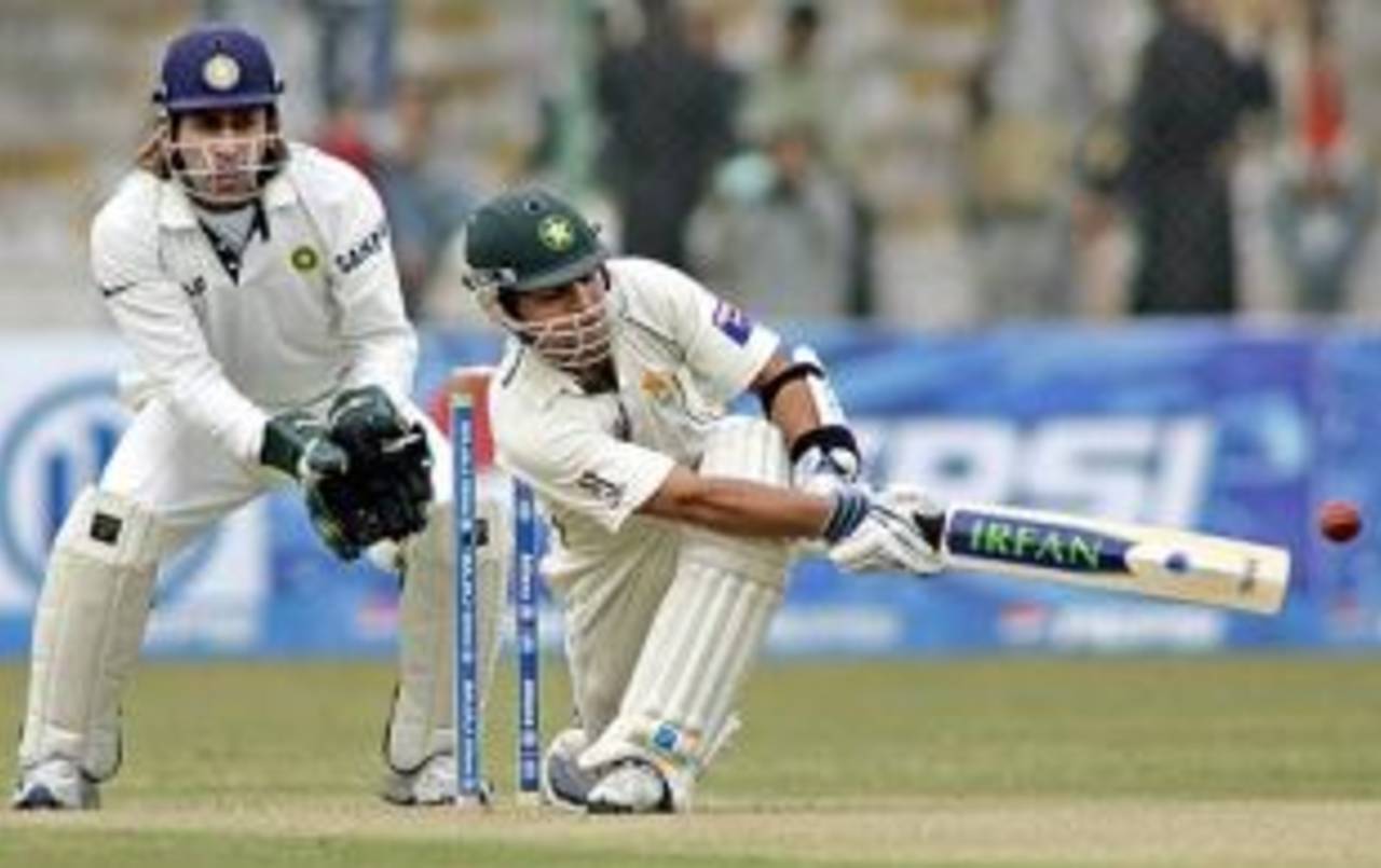 Kamran Akmal sweeps during his century, India v Pakistan, 3rd Test, Karachi, 1st day, January 29, 2006