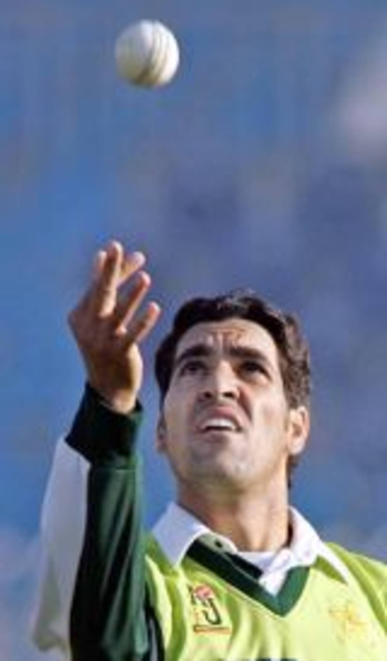 Umar Gul during practice on the eve of the second ODI against India, Rawalpindi, February 10, 2006