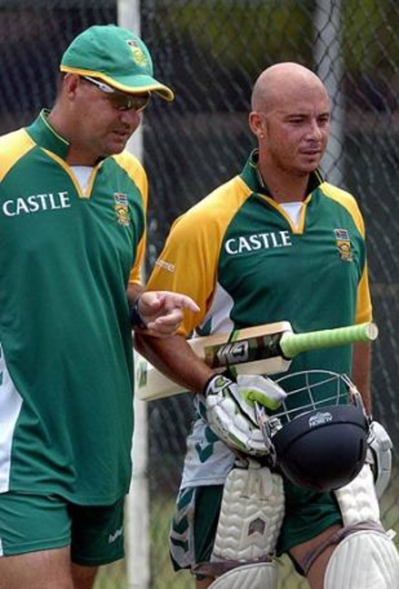 Mickey Arthur has some suggestions for Herschelle Gibbs, Sinhalese Sports Club, Colombo, August 2, 2006