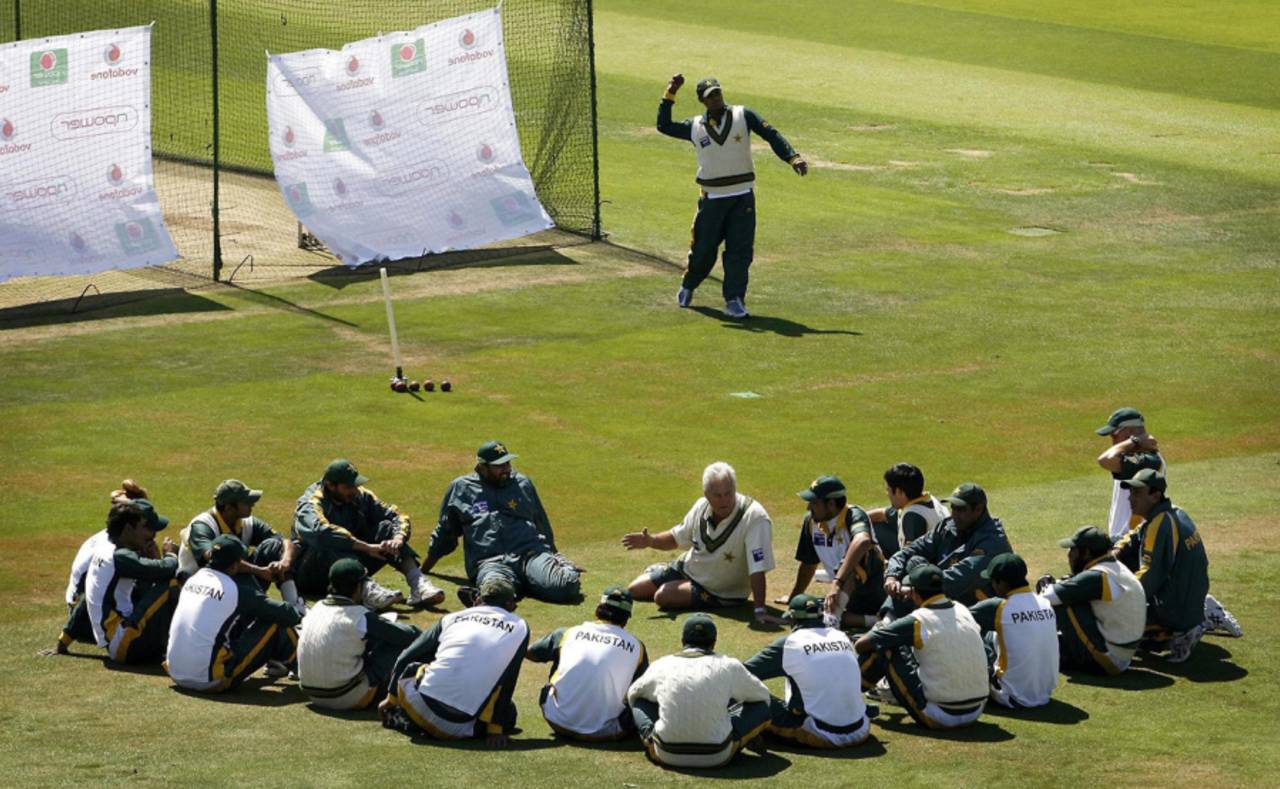 Bob Woolmer speaks to the players, Headingley, August 3, 2006