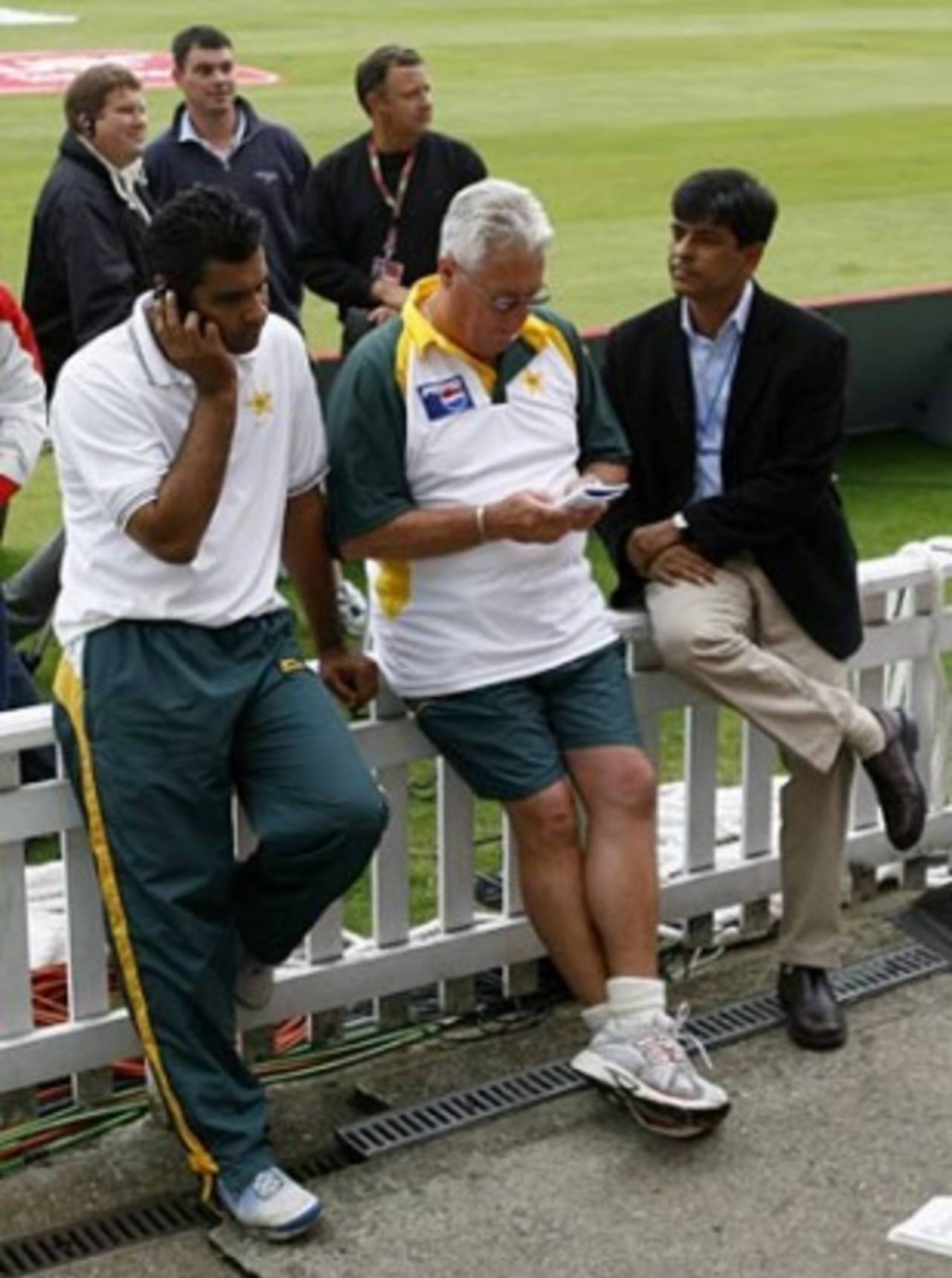 Bob Woolmer and Waqar Younis discuss events on the phone, England v Pakistan, 4th Test, The Oval, August 20, 2006