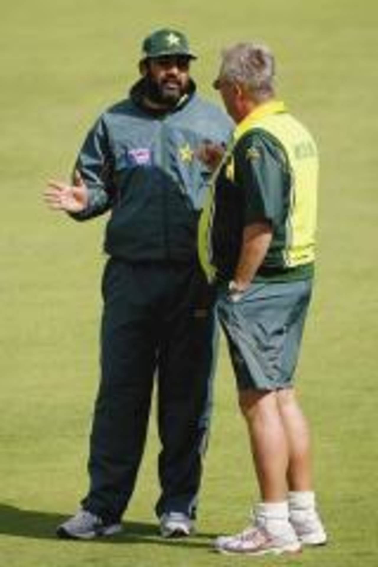 Inzamam-ul-Haq and Bob Woolmer discuss tactics, Trent Bridge, September 7, 2006