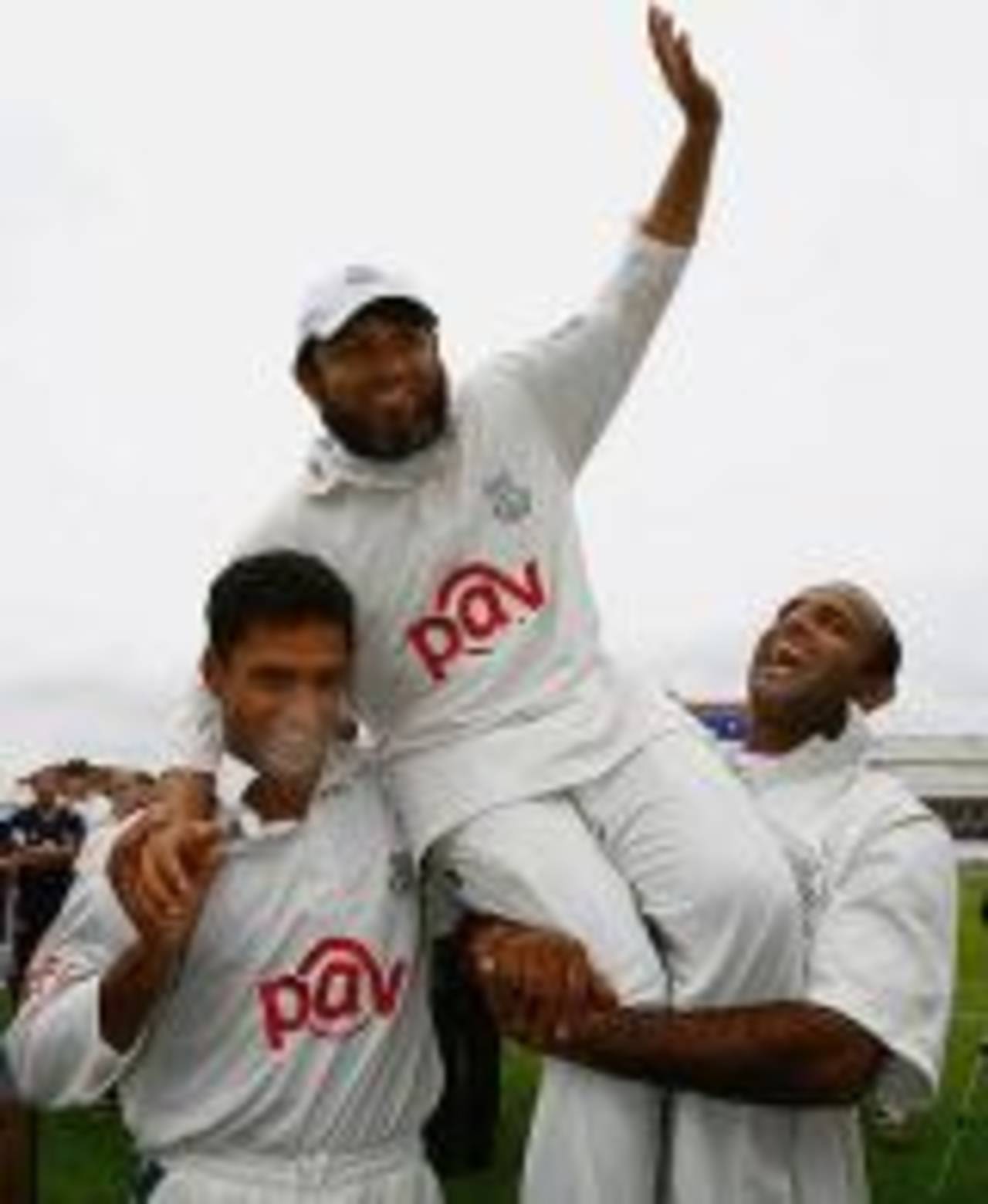 Yasir Arafat and Rana Naved-ul-Hasan lift Mushtaq Ahmed on thier shoulders, Nottinghamshire v Sussex , Trent Bridge, September 22, 2006