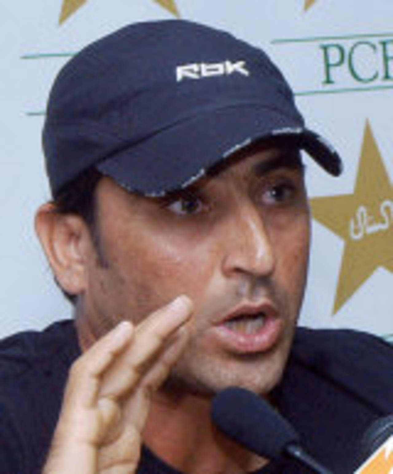An angry Younis Khan explains to the media why he will not captain Pakistan, Lahore, October 5, 2006