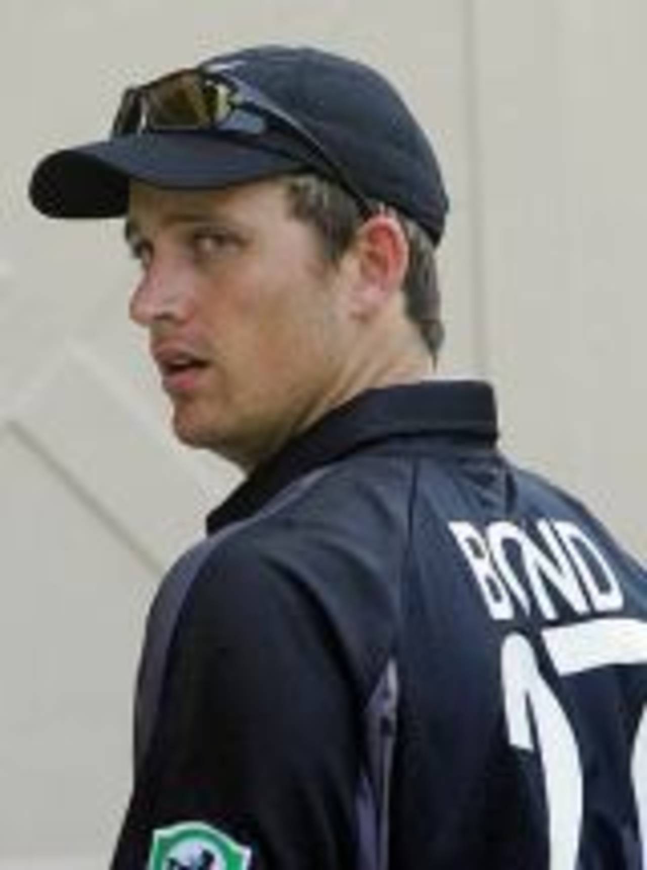 Shane Bond walks back to the pavilion with the drinks, MCA President's XI v New Zealanders, Mumbai, October 12, 2006