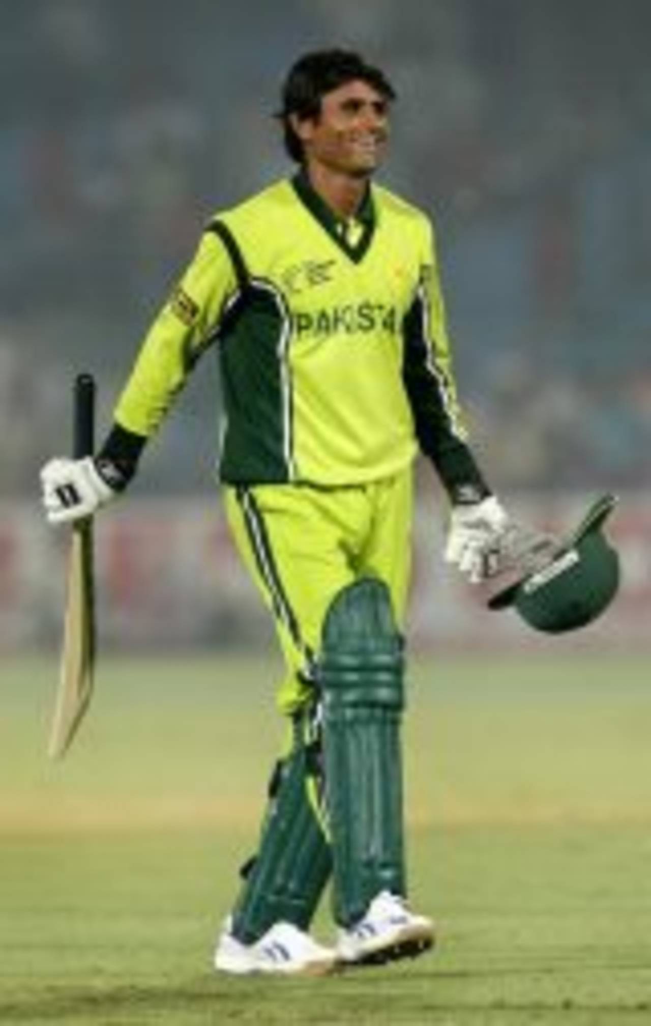 Abdul Razzaq celebrates victory, Pakistan v Sri Lanka, 3rd match, Jaipur, October 17, 2006