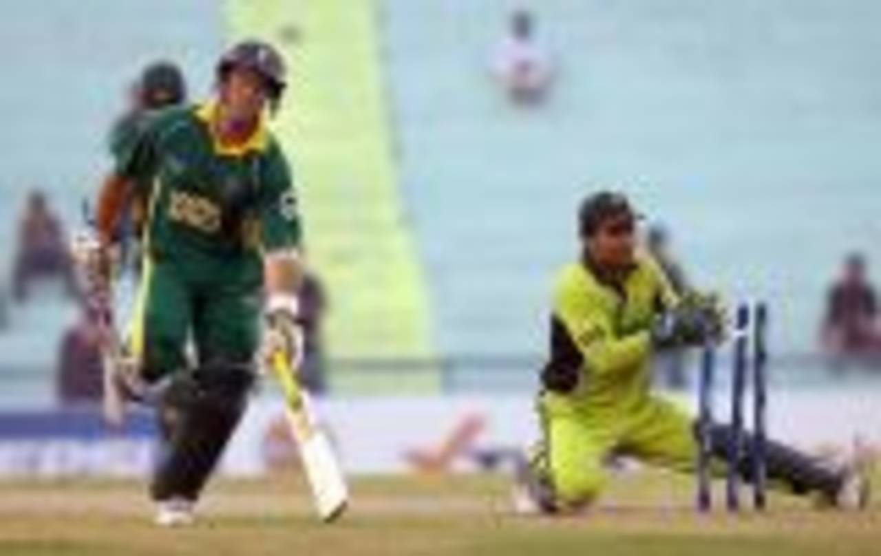 Kamran Akmal breaks the stumps but Mark Boucher is safe, Pakistan v South Africa, Champions Trophy, 16th match, Mohali, October 27, 2006