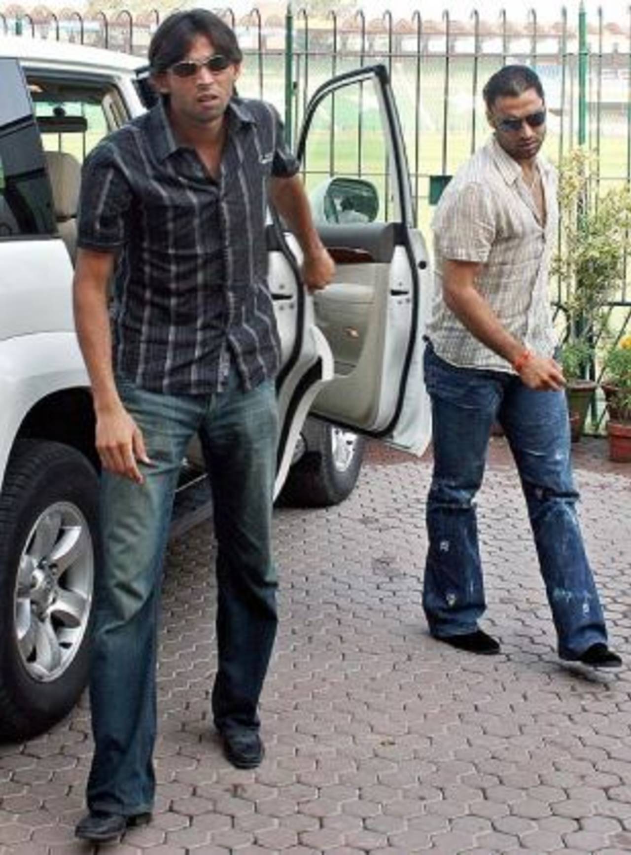 Mohammad Asif and Shoaib Akhtar arrive at the Gaddafi Stadium for a hearing on doping charges, Lahore, October 28, 2006