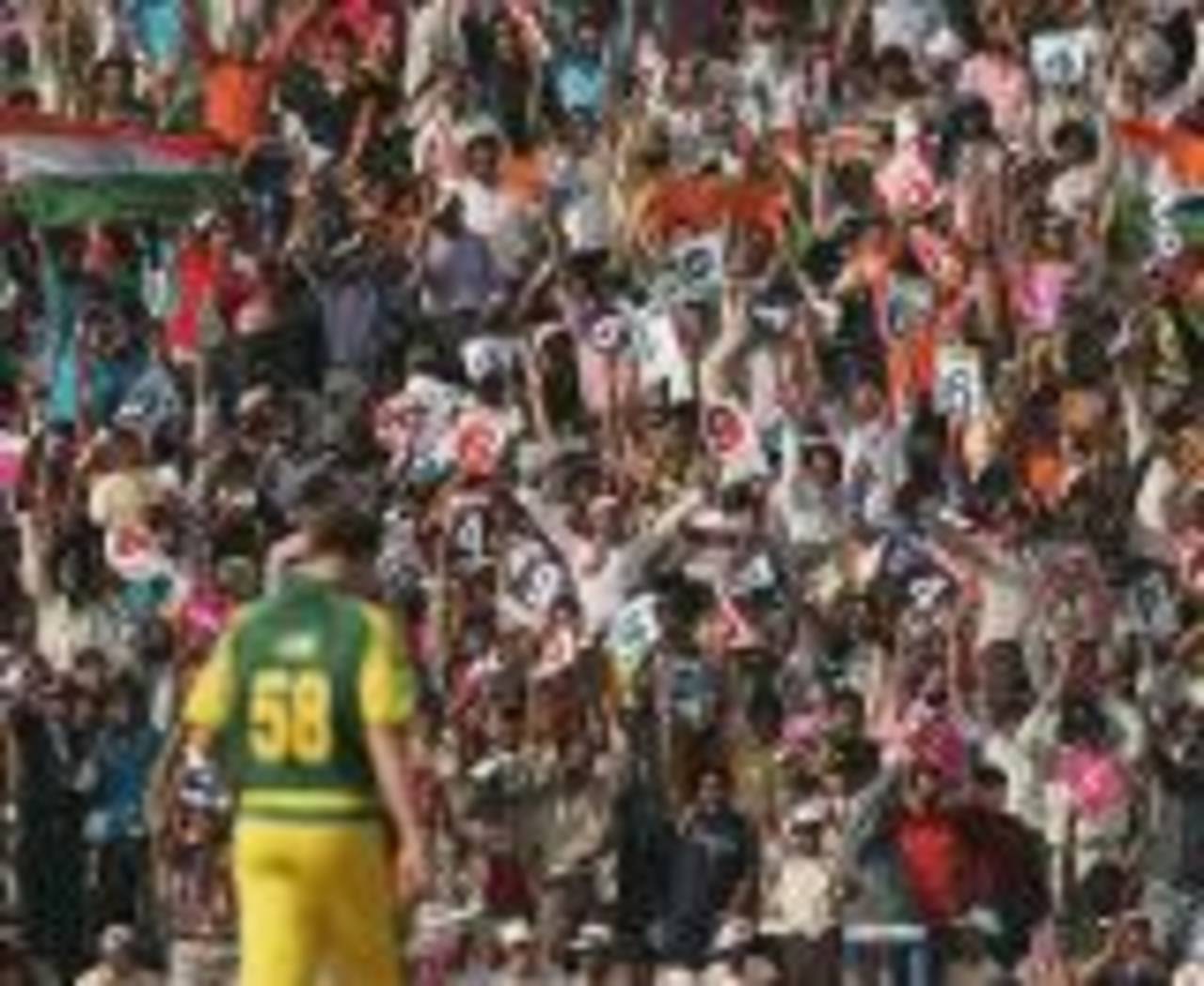 The crowds welcome Brett Lee after an expensive over, India v Australia, 18th match, Champions Trophy, October 29, 2006