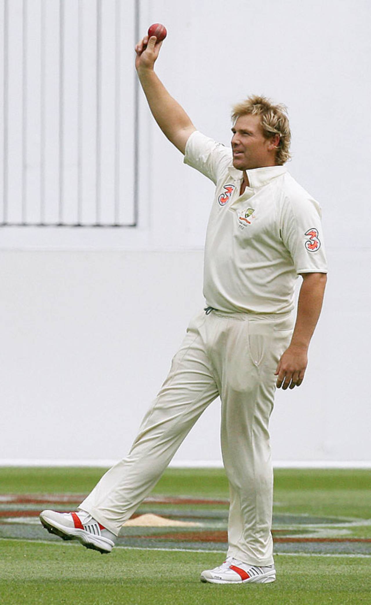 Shane Warne acknowledges the crowd after picking up his 700th Test wicket, Australia v England, 4th Test, Melbourne, December 26, 2006