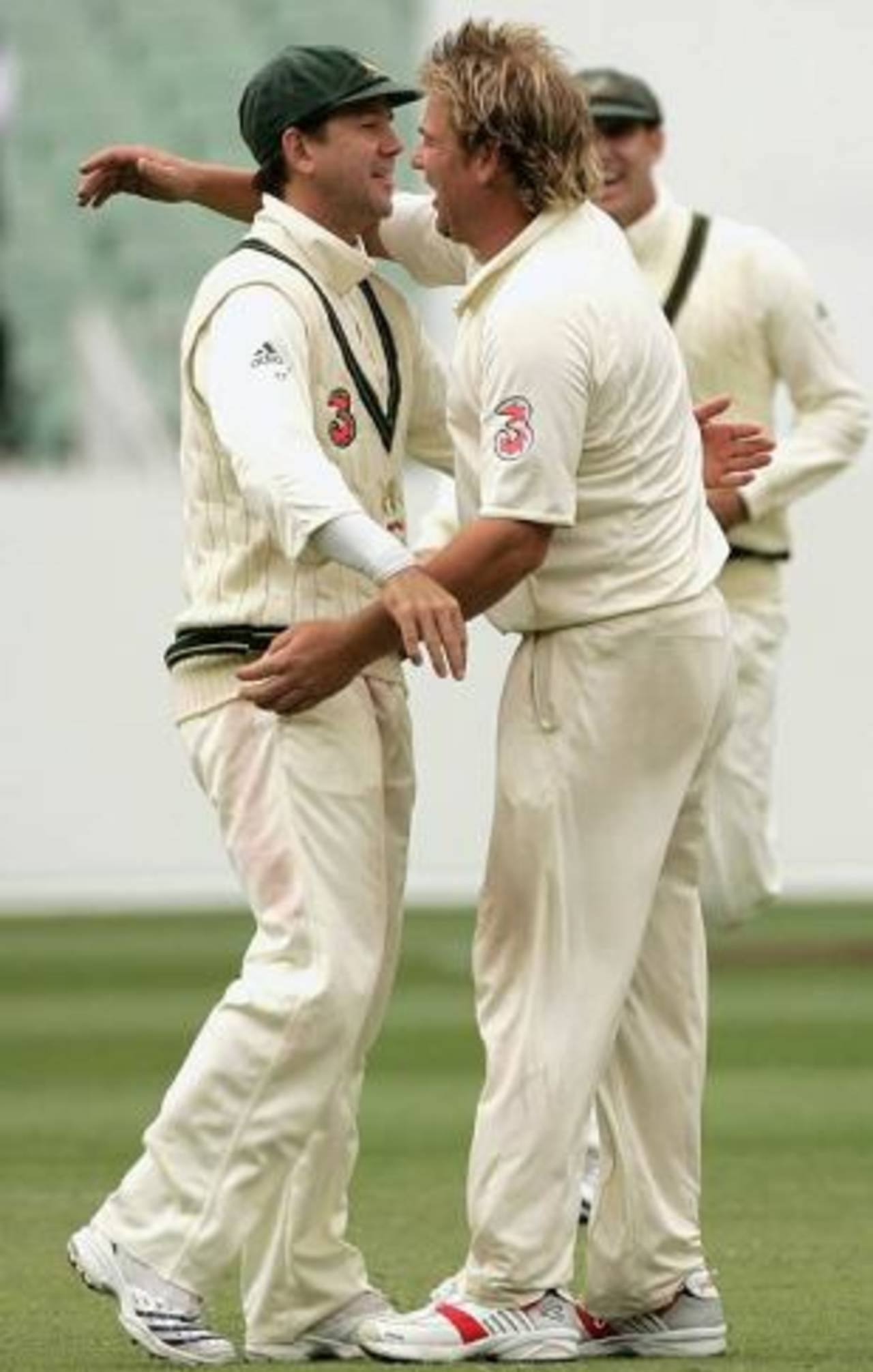 Ricky Ponting congratulates Shane Warne on wicket number 701, that of Chris Read, Australia v England, 4th Test, Melbourne, December 26, 2006