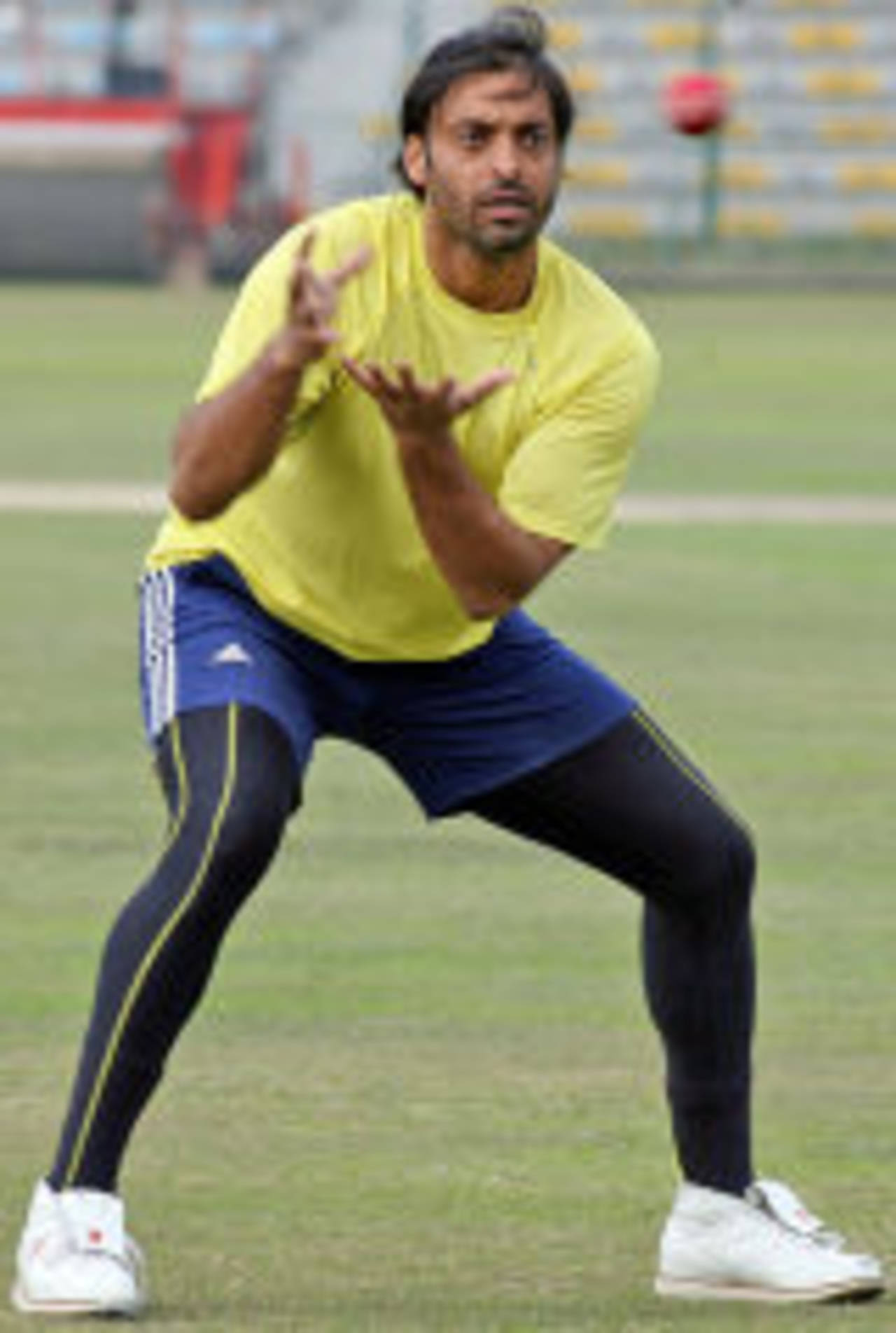 Catching practice for Shoaib Akhtar during training, Lahore, December 26, 2006