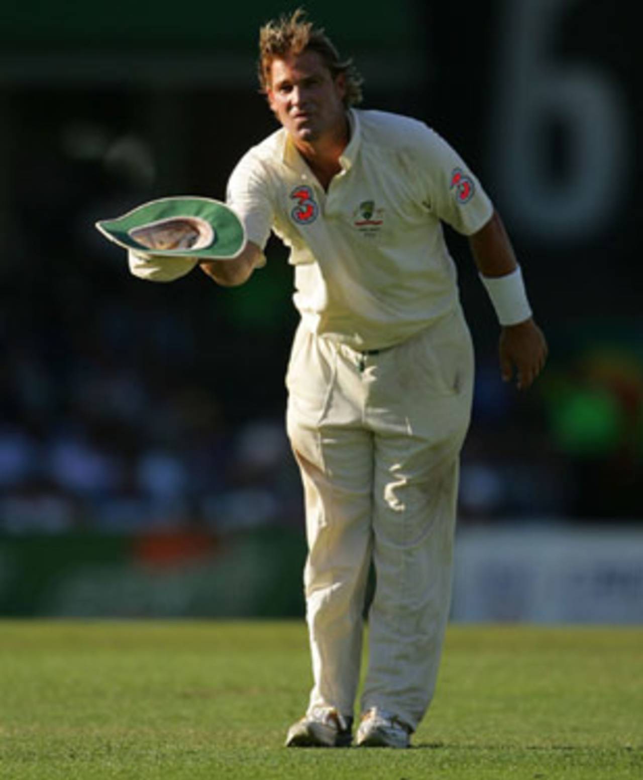 Shane Warne bows to the crowd at the end of the third day, Australia v England, 5th Test, Sydney, January 4, 2007