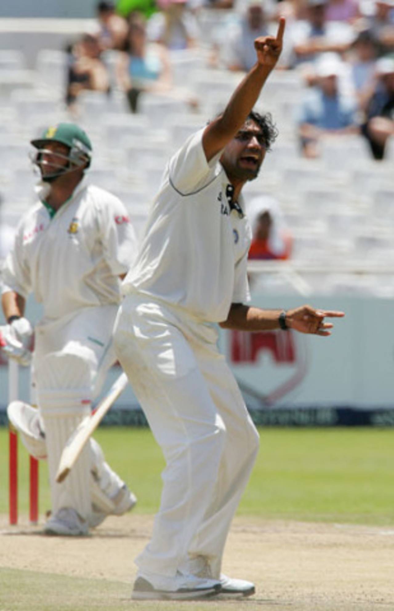 Munaf Patel appeals unsuccessfully for an lbw against Jacques Kallis, South Africa v India, 3rd Test, Cape Town, 3rd day, January 4, 2007