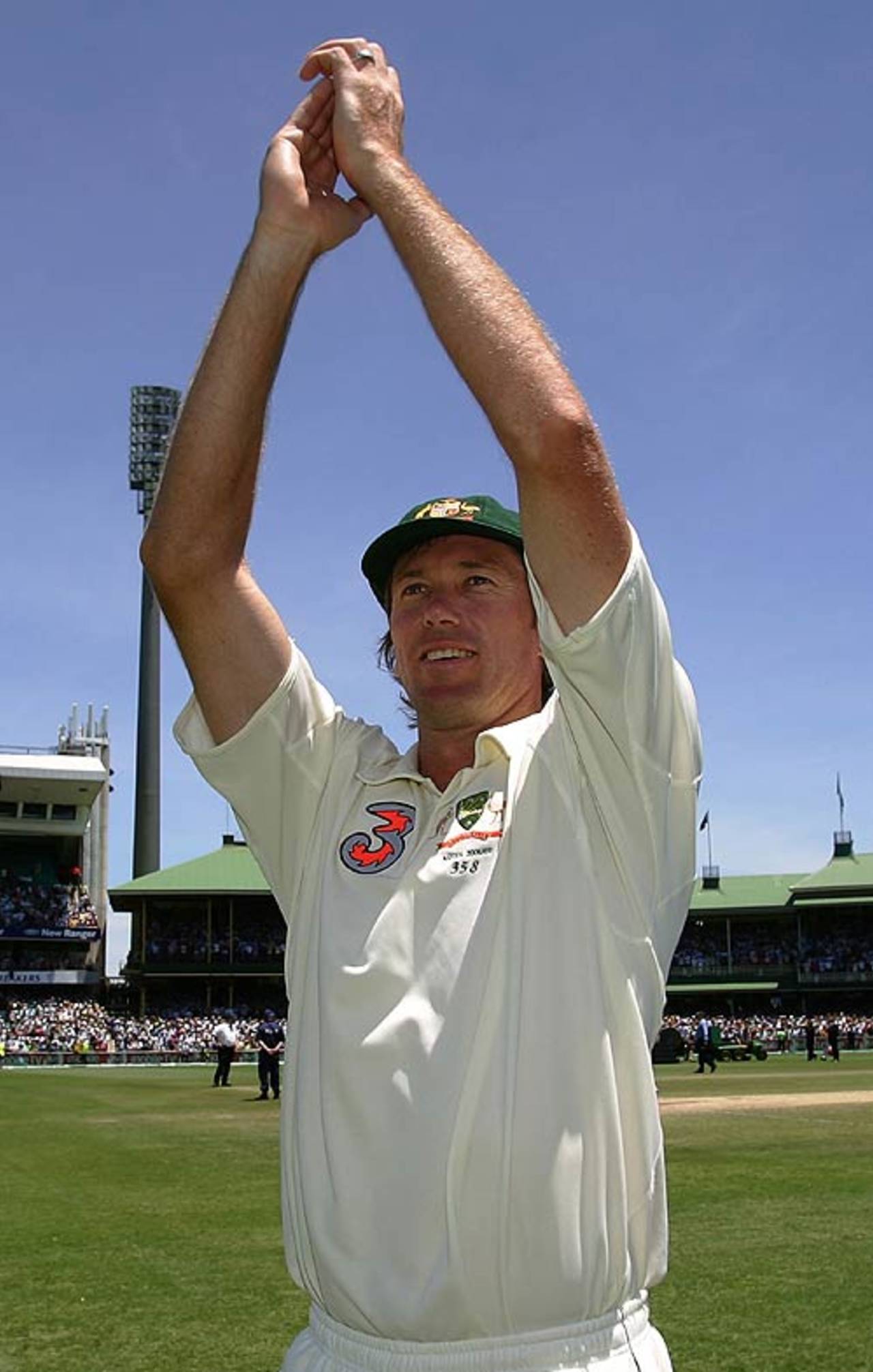 Glenn McGrath salutes the SCG crowd at the end of his final Test, Australia v England, 5th Test, Sydney, January 5, 2007