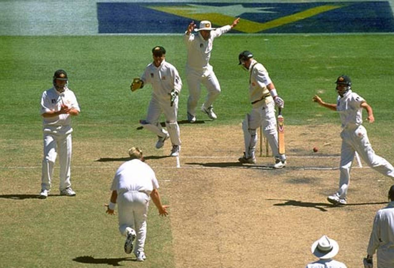 Shane Warne bowls Daryll Cullinan for 0, Australia v South Africa, 1st Test, Melbourne, December 30, 1997