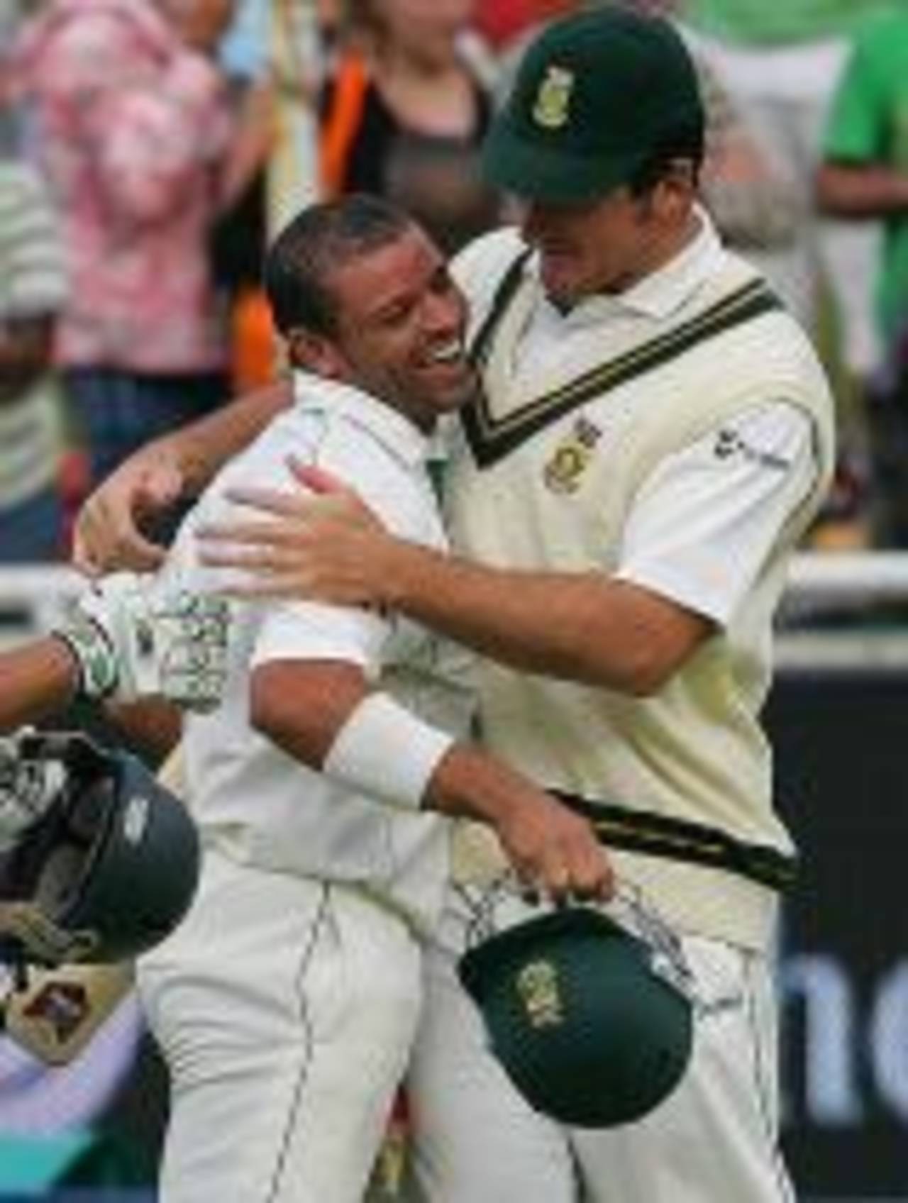 Graeme Smith congratulates Ashwell Prince for a job well done, South Africa v India, 3rd Test, Cape Town, 5th day, January 6, 2007