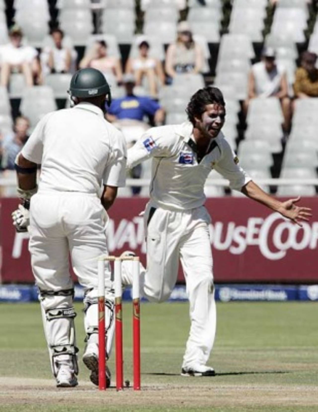 Mohammad Asif removes Hashim Amla during an outstanding spell, South Africa v Pakistan, 3rd Test, Cape Town, January 28, 2007