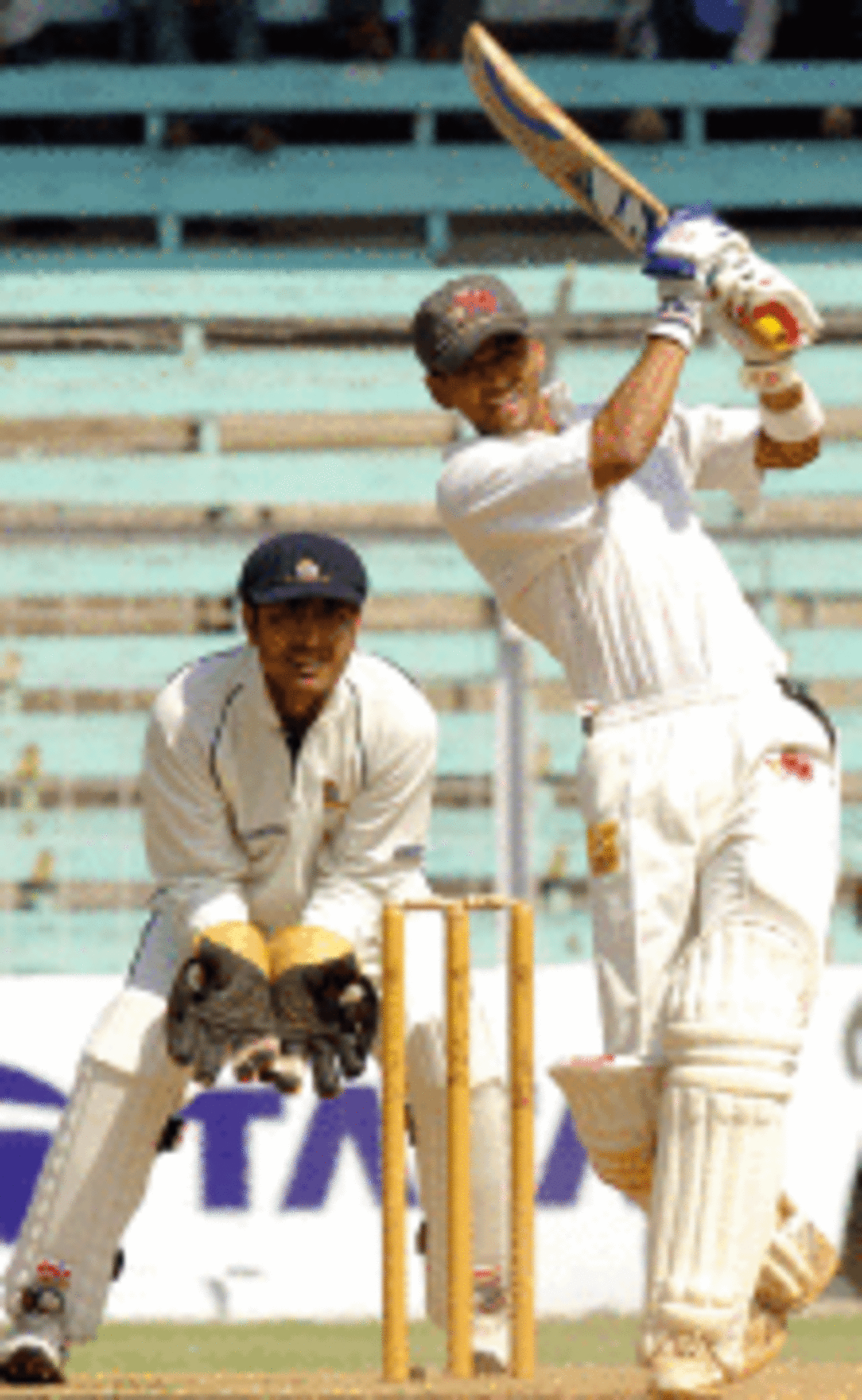 Amol Muzumdar hits out as Mumbai pile on a second-innings lead, Mumbai v Bengal, Ranji Trophy Super League final, third day, Mumbai, February 4, 2007