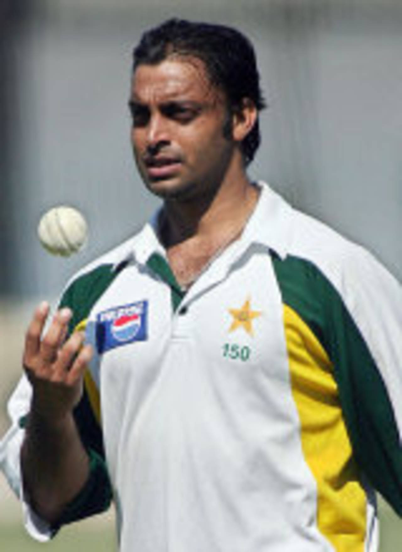Shoaib Akhtar tosses a ball in training, Gaddafi Cricket Stadium, Lahore, February 23, 2007