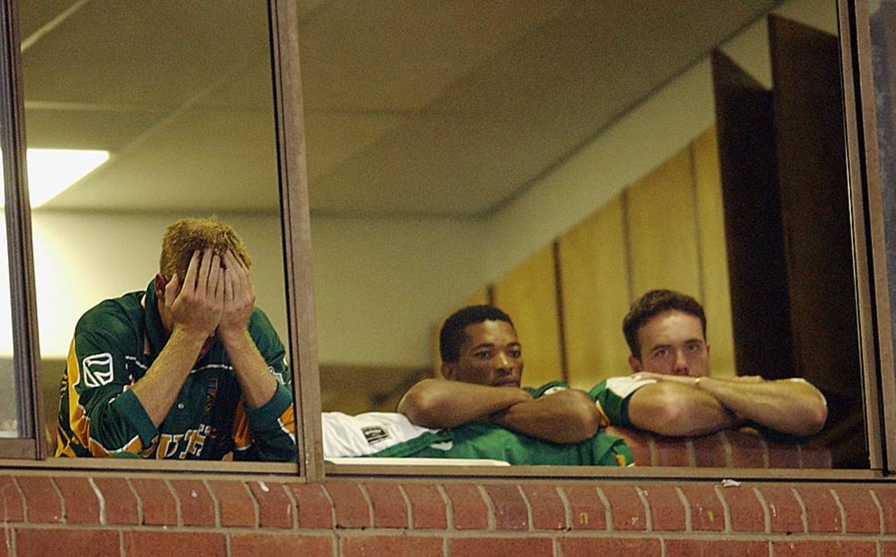 Shaun Pollock is distraught after South Africa's elimination, South Africa v Sri Lanka, 40th match, Durban, March 3, 2003