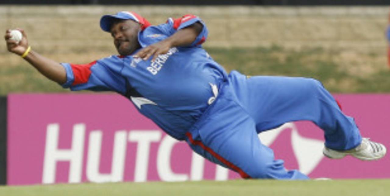 Dwayne Leverock takes a stunning one-handed catch to dismiss Robin Uthappa, Bermuda v India, Group B, Trinidad, March 19, 2007