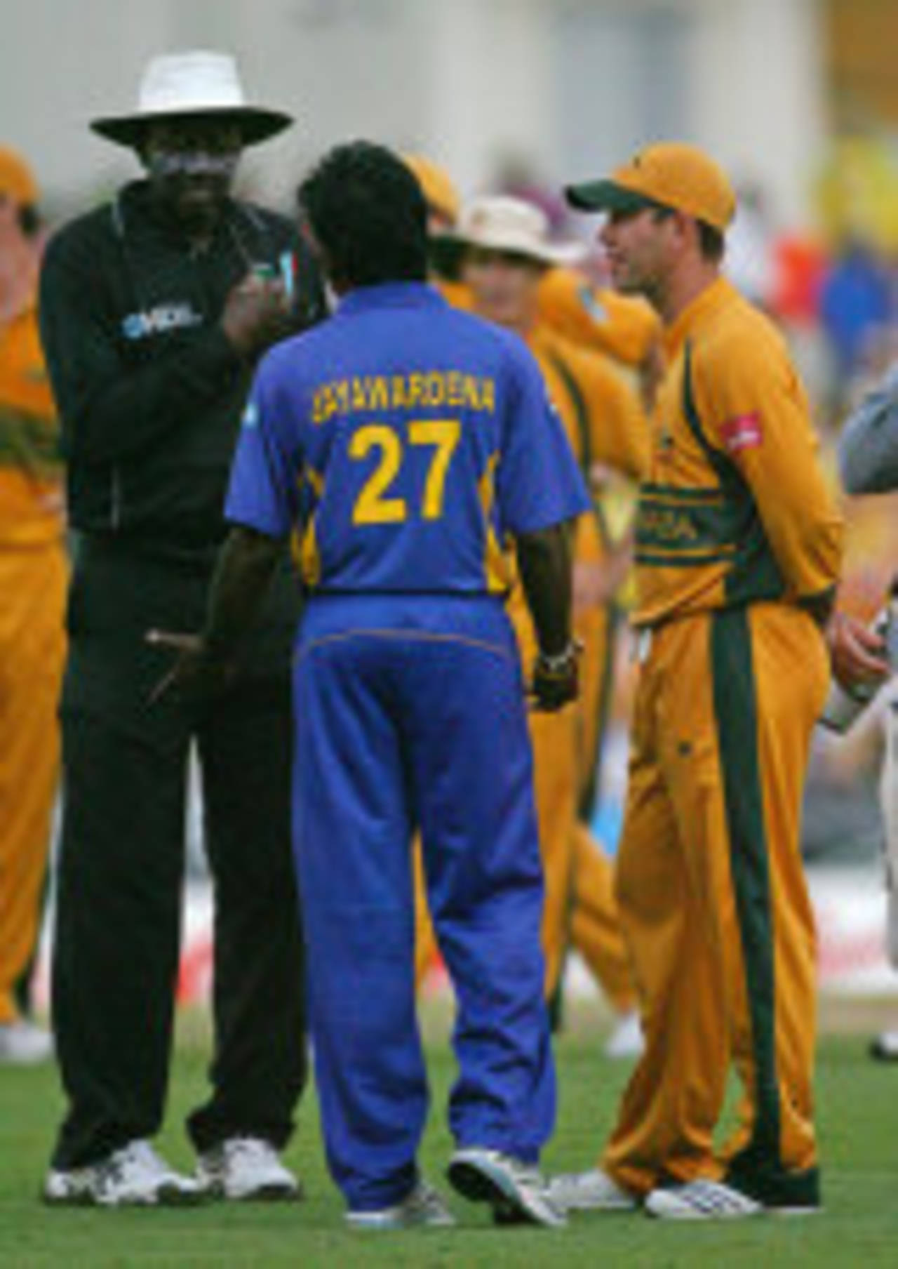 Ricky Ponting and Mahela Jayawardene speak to Steve Bucknor about the chaotic scenes at the end of the final, Australia v Sri Lanka, World Cup final, Barbados, April 28, 2007