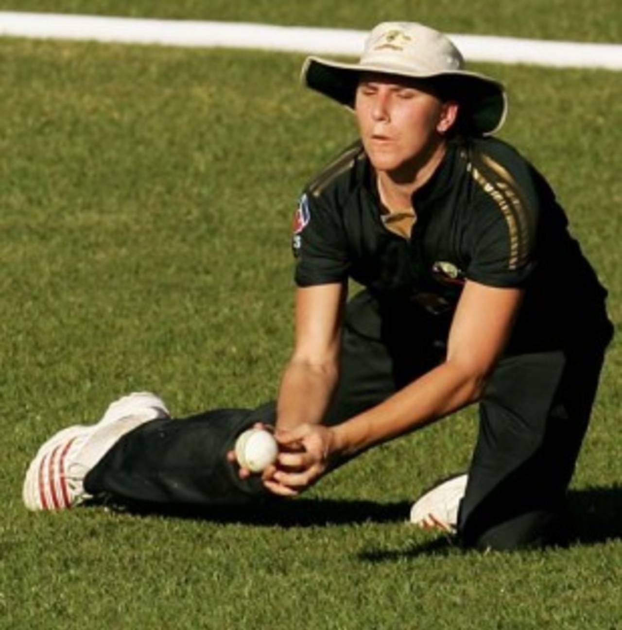 Emma Sampson takes a catch to dismiss New Zealand captain Haidee Tiffen for 10, Australia v New Zealand, women's Twenty20, Gardens Oval, Darwin, July 19, 2007