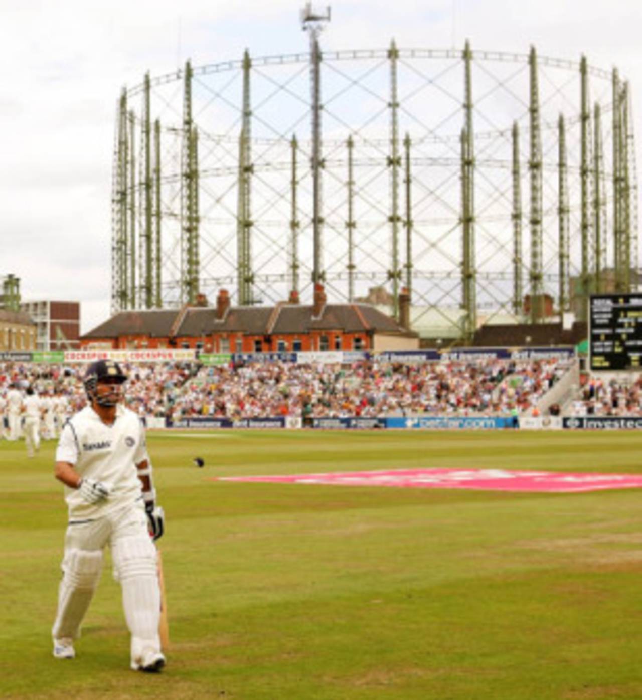 Sachin Tendulkar walks back after what could be his last Test innings in England, England v India, 3rd Test, The Oval, 4th day, August 12, 2007