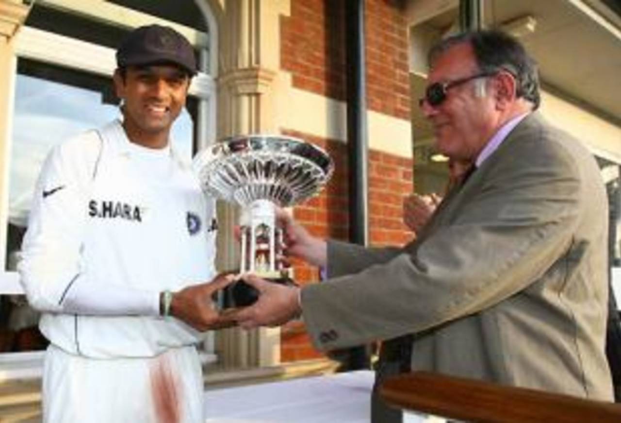 Rahul Dravid receives the Pataudi Trophy from Mansur Ali Khan Pataudi, England v India, 3rd Test, The Oval, 5th day, August 13, 2007