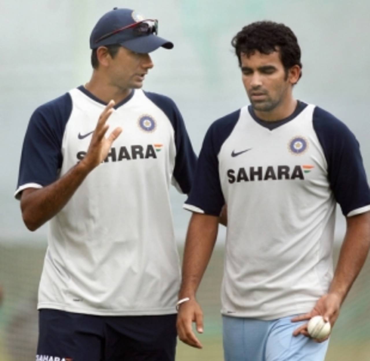 Indian bowling coach Venkatesh Prasad speaks with cricketer Zaheer Khan during a net practice secession at Mirpur cricket stadium in Dhaka, 08 May 2007. 