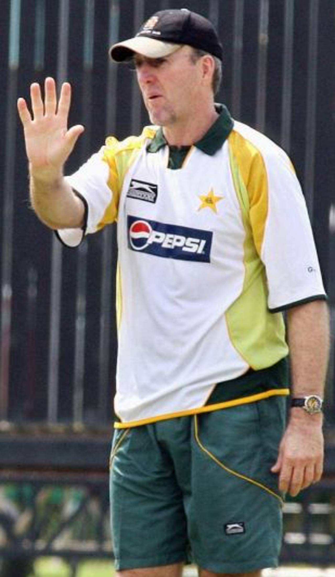 Geoff Lawson issues instructions at a Pakistan training camp, Gaddafi Stadium, Lahore, August 23, 2007
