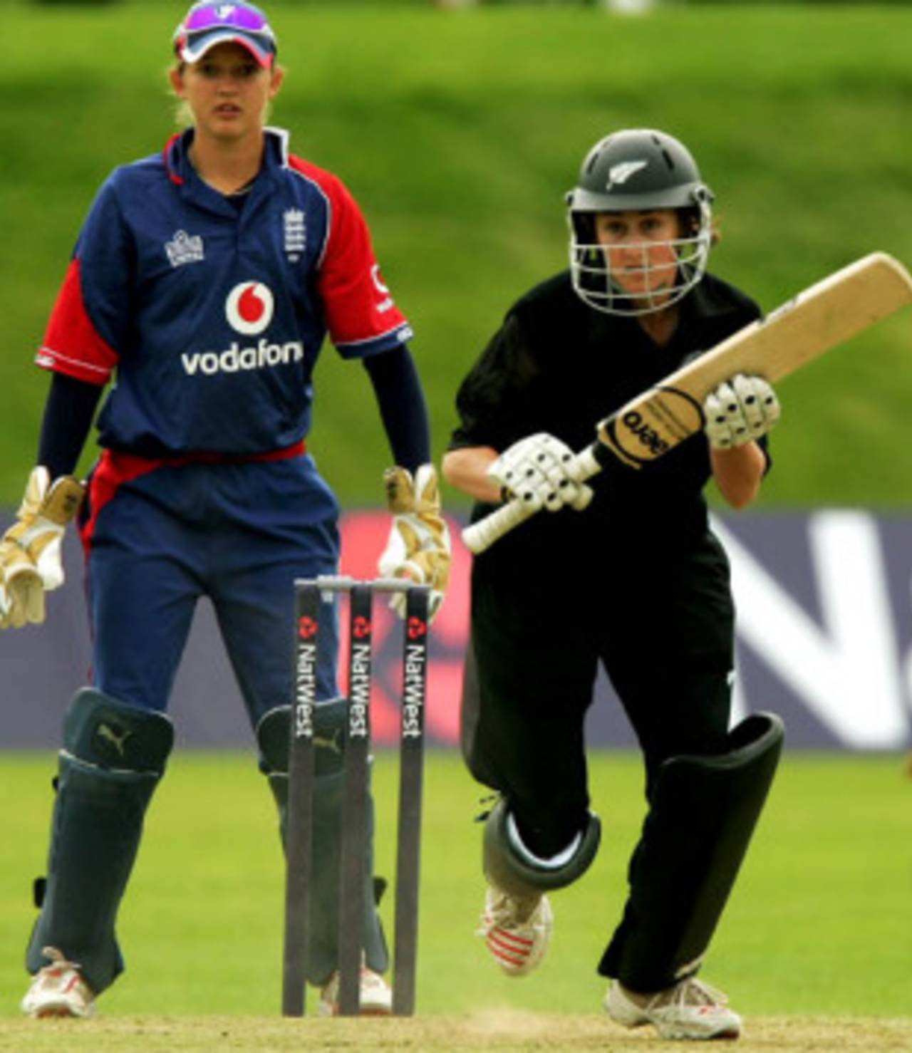 Rachel Candy sets out for a run as Sarah Taylor looks on, England v New Zealand, 5th women's ODI, Blackpool, August 27, 2007
