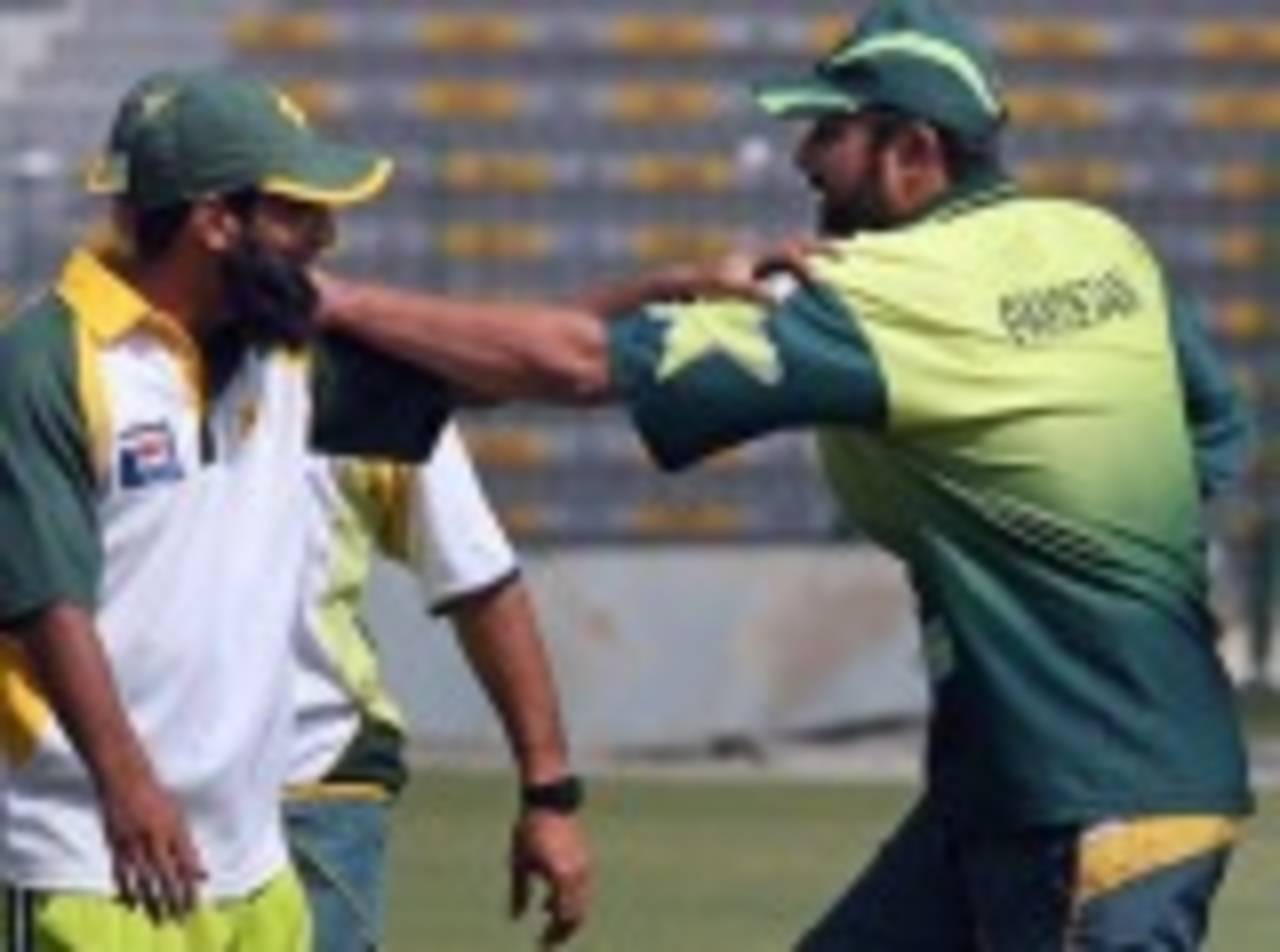 Mohammad Yousuf and Inzamam-ul-Haq stretch during a warm-up session, Lahore, October 7, 2007 