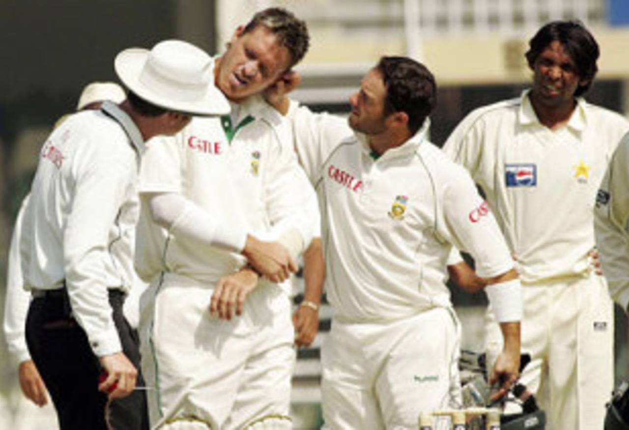 Simon Taufel and Mark Boucher have a look at Paul Harris's ear after Harris was struck by a bouncer, Pakistan v South Africa, 2nd Test, Lahore, 2nd day, 