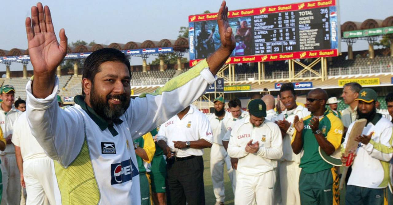Inzamam -ul-Haq departs the playing field for the final time&nbsp;&nbsp;&bull;&nbsp;&nbsp;AFP